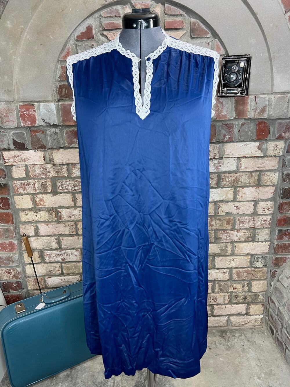 Vanity fair nightgown satin knee lenght blue white lace collar